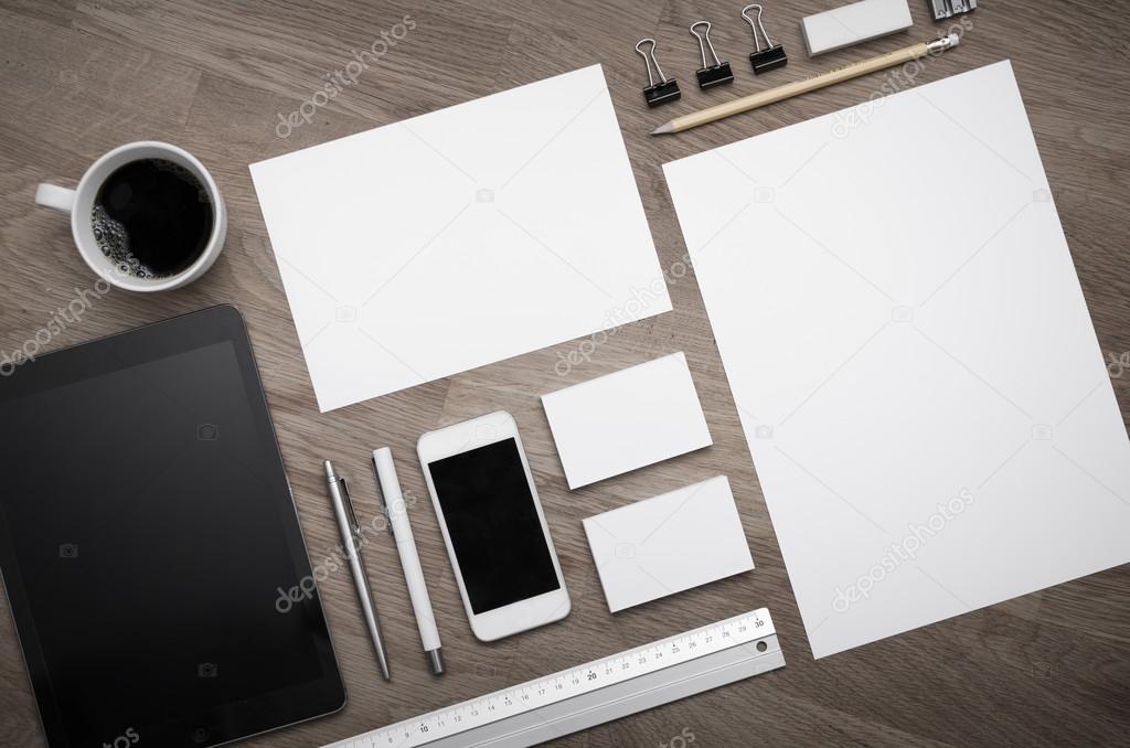 Esempi di loghi aziendali su vari supporti